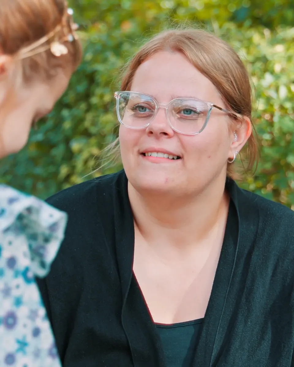 Sarah lächelt im Park