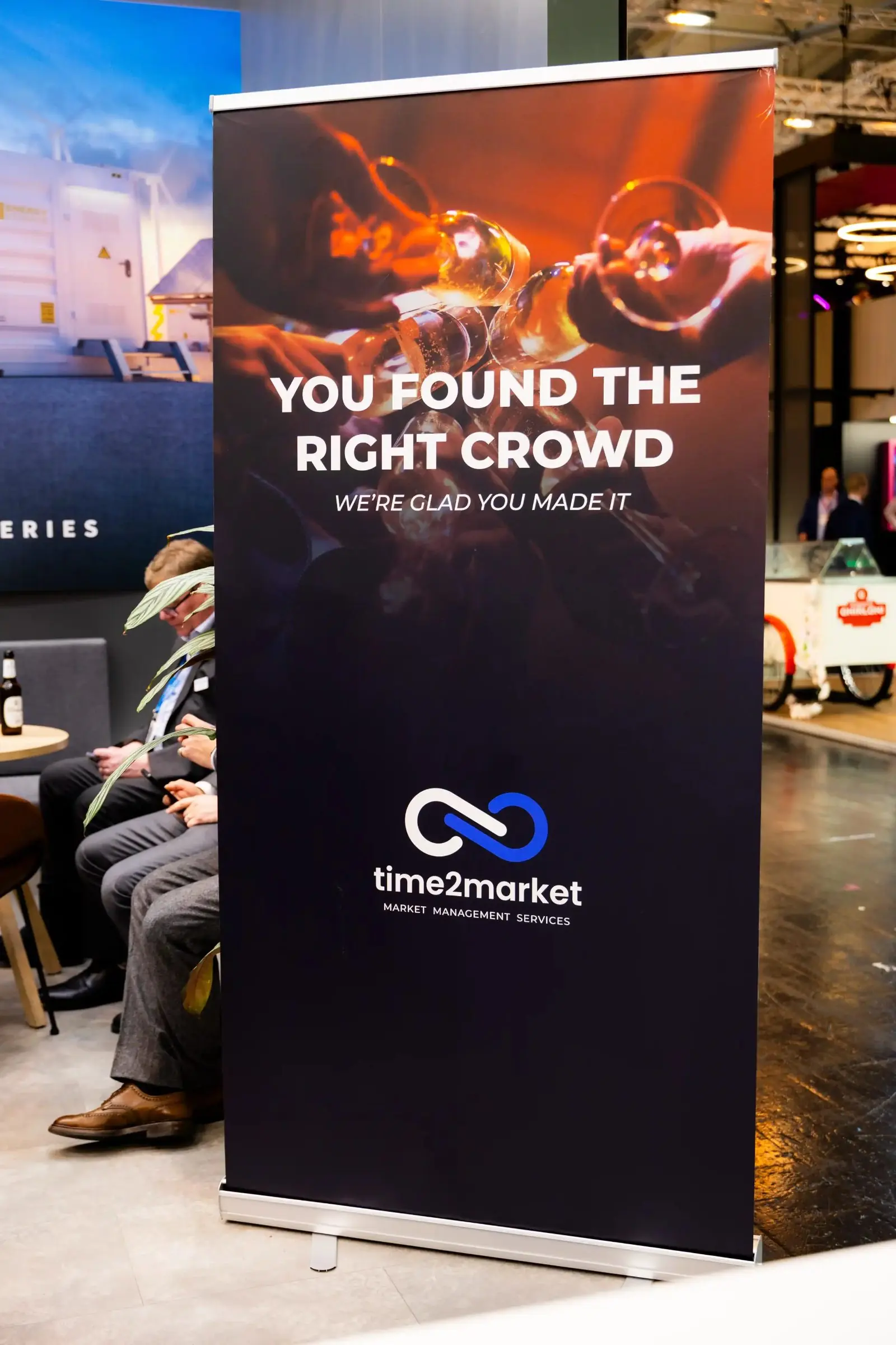 Roll-up mit dem Claim You found the right crowd am Stand von Time2Market