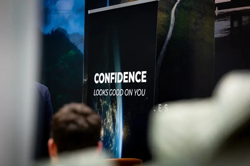 Roll-up mit dem Claim Confidence looks good on you am Stand von Time2Market