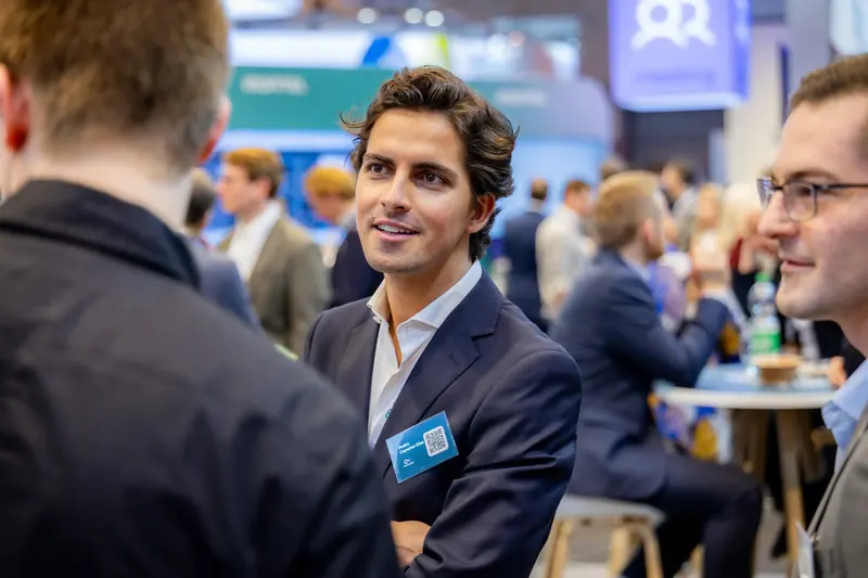 Mitarbeiter von Time2Market im Gespräch in der Messehalle