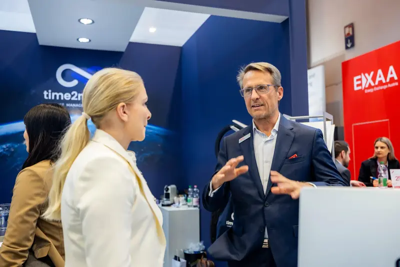 Mitarbeiterin von Time2Market im Gespräch mit einem Besucher
