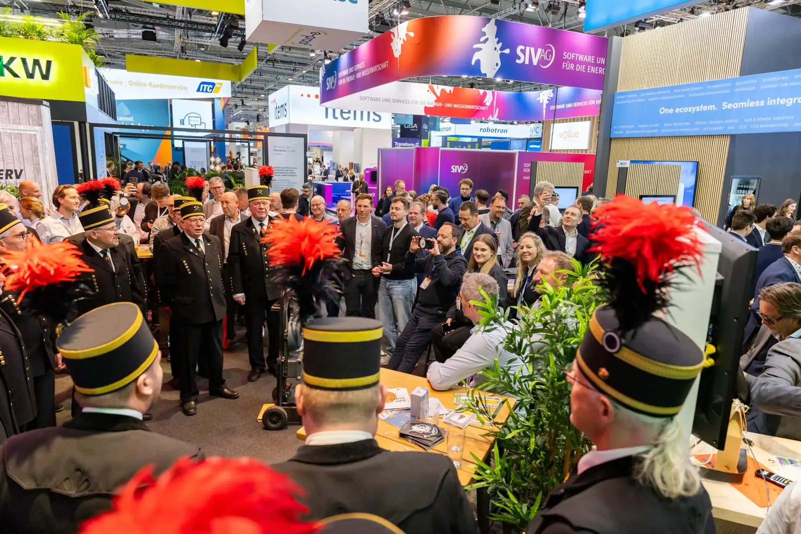 Bergleute in Tracht mit rotem Federbusch in der Messehalle der E-world