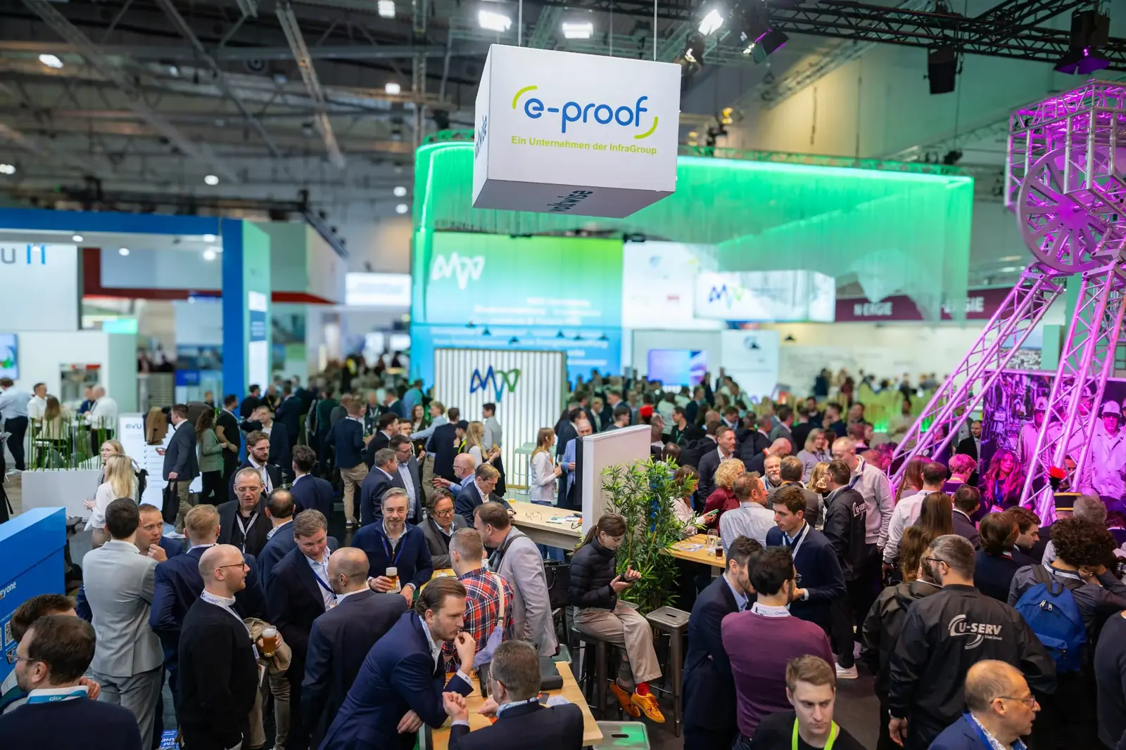 Volle Messehalle auf der E-world 2026 in Essen