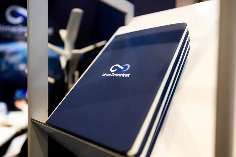 Notizbücher mit Logo von Time2Market am Stand