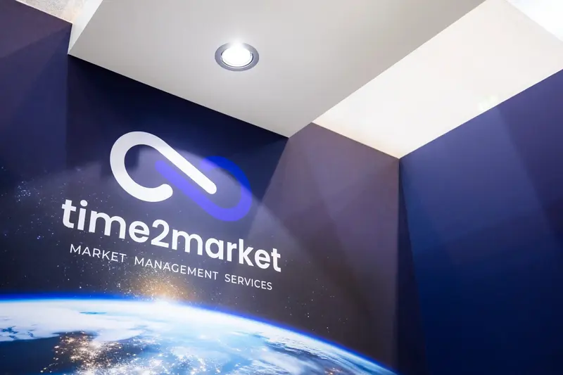 Logo von Time2Market auf der Rückwand mit der Erde aus dem All