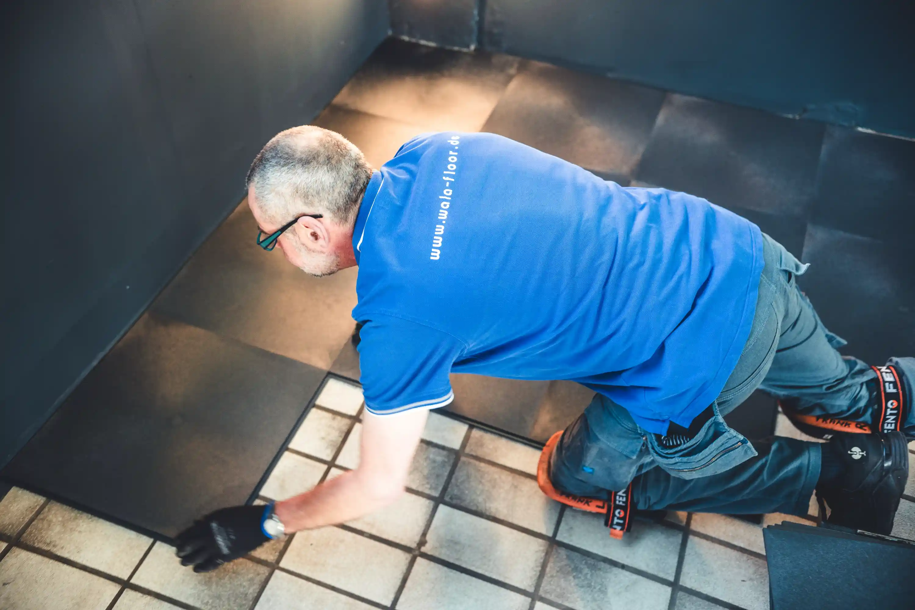 WALA Floor · Dreharbeiten · Detailaufnahme Installationsschritt