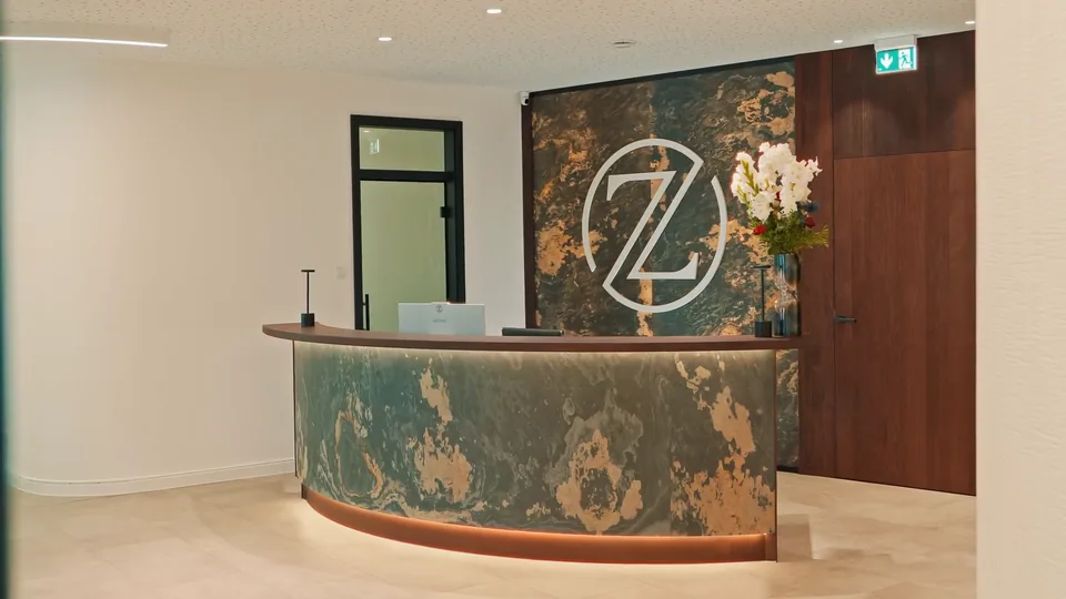 Empfang mit dem Logo des Zahnmedizinischen Zentrums Osnabrück