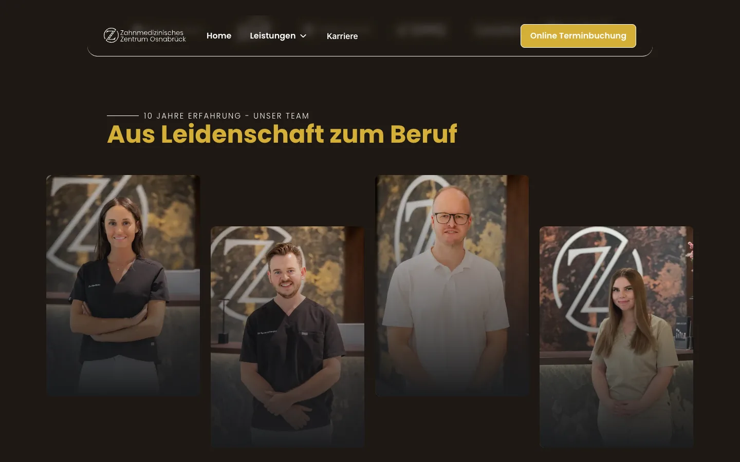 Teambereich von zzos.de mit Porträts vor dem Logo am Empfang